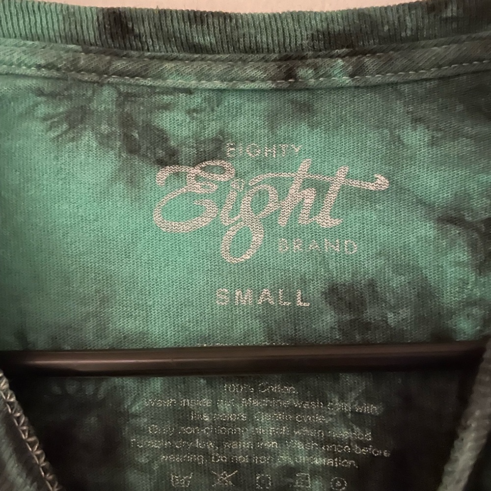 Mint and black tye dye style shirt. Says « Anti Social ».